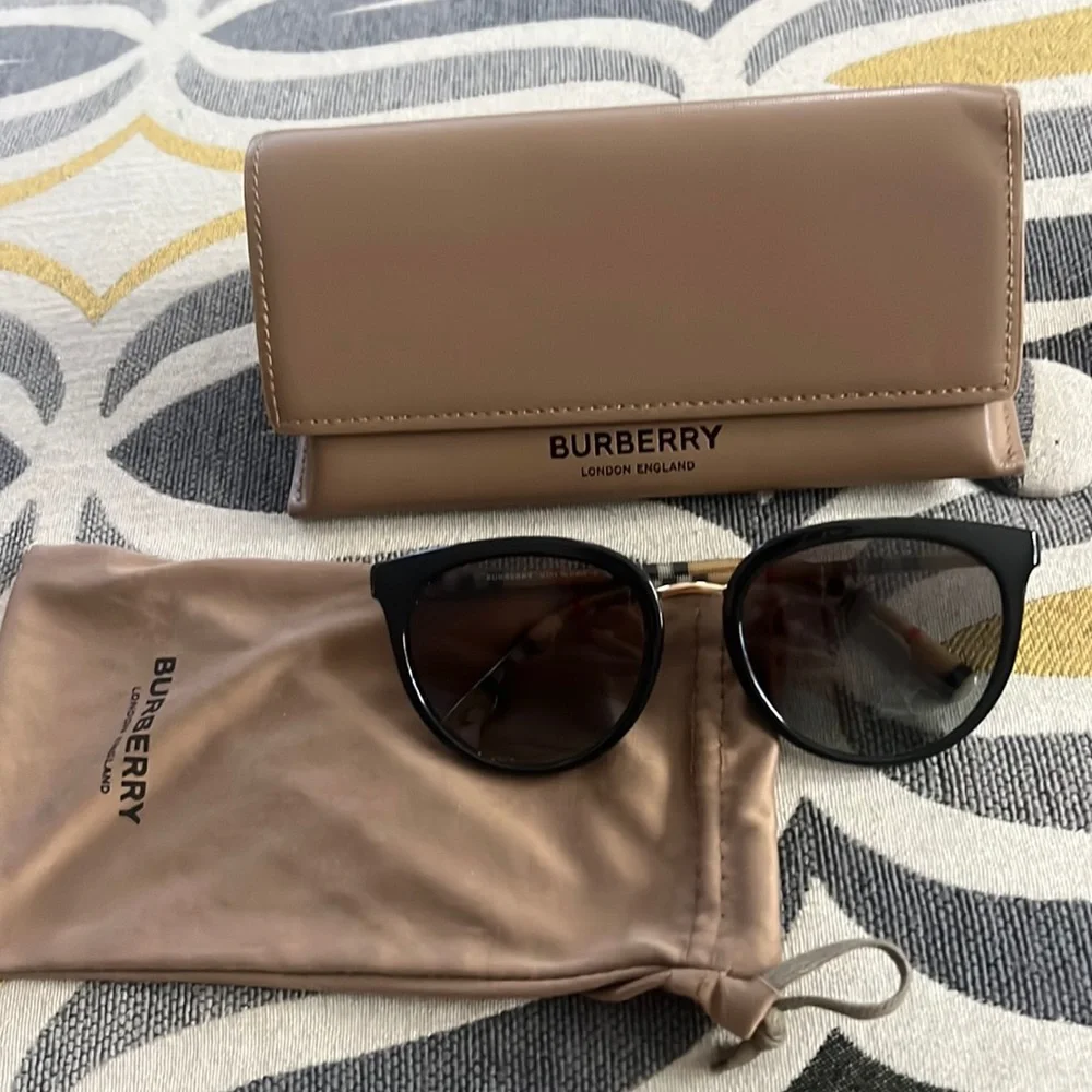 Burberry Black & Brown Cat-Eye Sunglasses with Tan Case